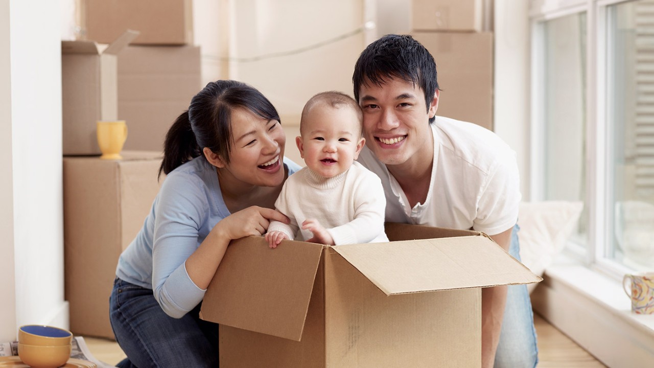 Parents with toddler in a cardboard; image used for HSBC Philippines Mortgages