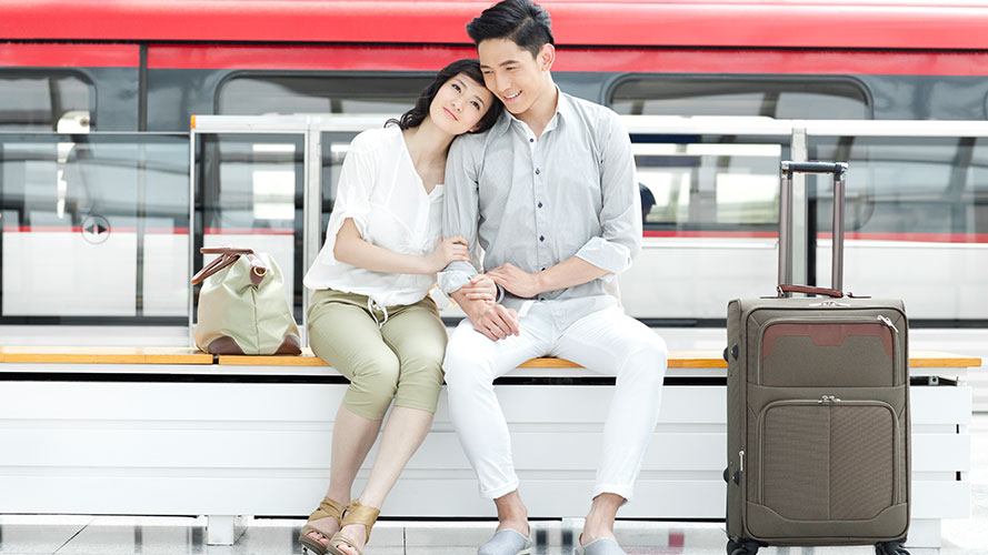 Couple traveling; image used for HSBC Philippines Travel Instalment page