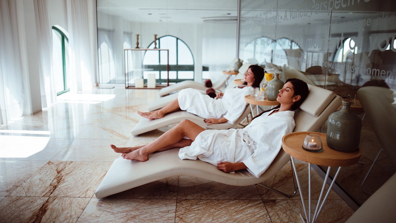Women relaxing at a beauty spa; image used for HSBC Philippines Red Hot Deals Beauty and Wellness page