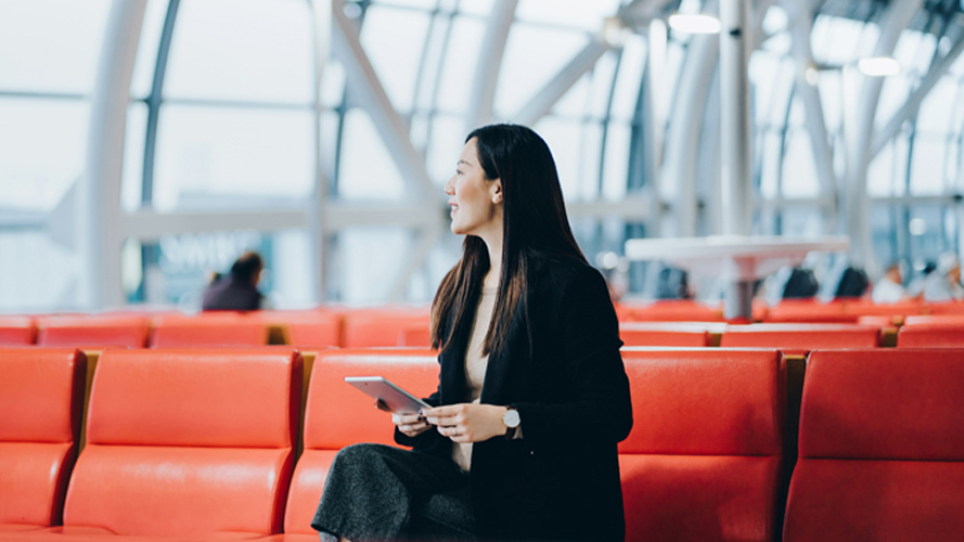 Woman waiting in the airport; Image used for HSBC  Global investment opportunities page - Grow your wealth through foreign investments and expand your investment opportunities