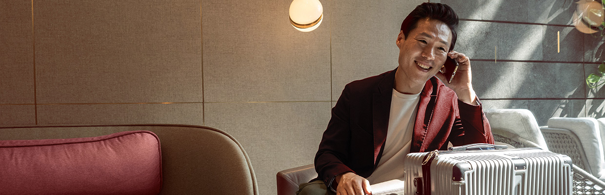 Couple at the top of a mountain at sunset; imaged used for HSBC Philippines Credit Card Premier Offers page
