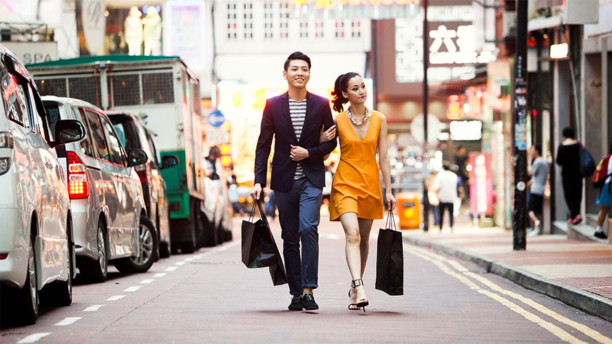 Couple walking down street; image used for HSBC Philippines Latest Offers page