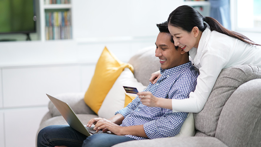 Couple making a transaction online; Image for ' Credit card rewards' article