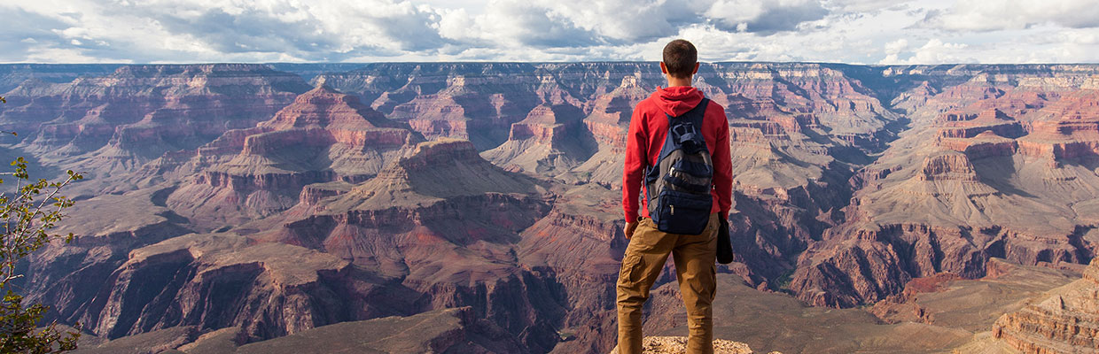 Man hiking and looking over canyon; image used for HSBC Philippines Financial Wellbeing page