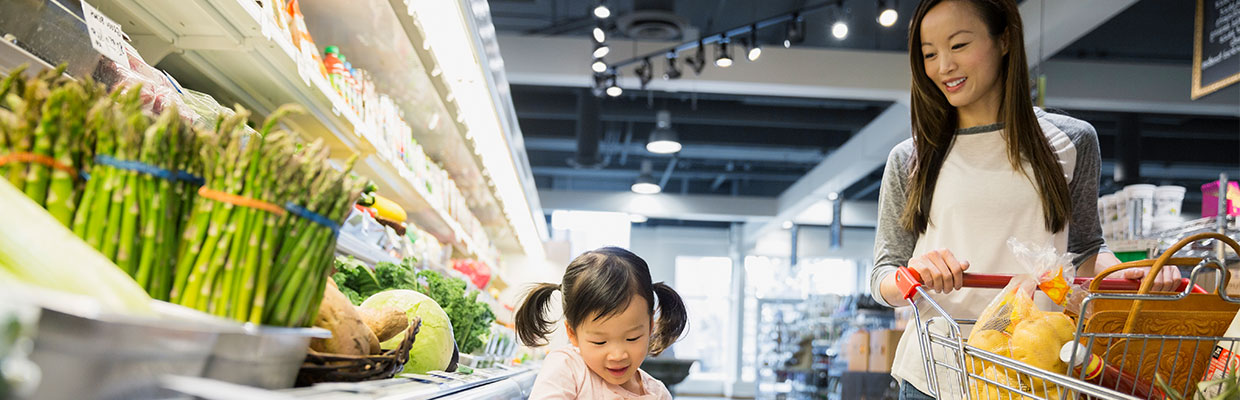 Mother and daughter in supermarket shopping; image used for HSBC Phlippines Credit Card Offers S&R page