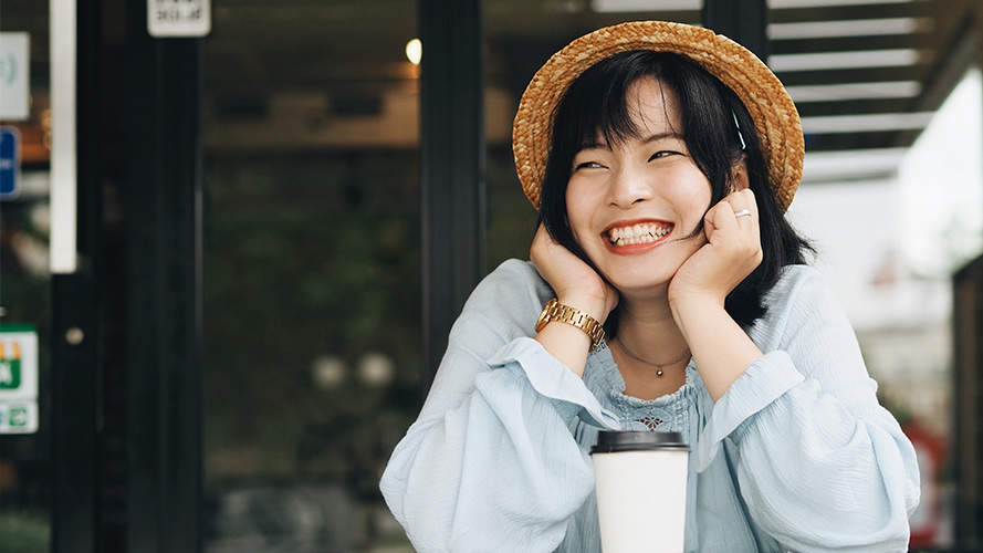 Women smiling happily at cafe; image used for HSBC Philippines Advance Preferential Rates and Rewards page