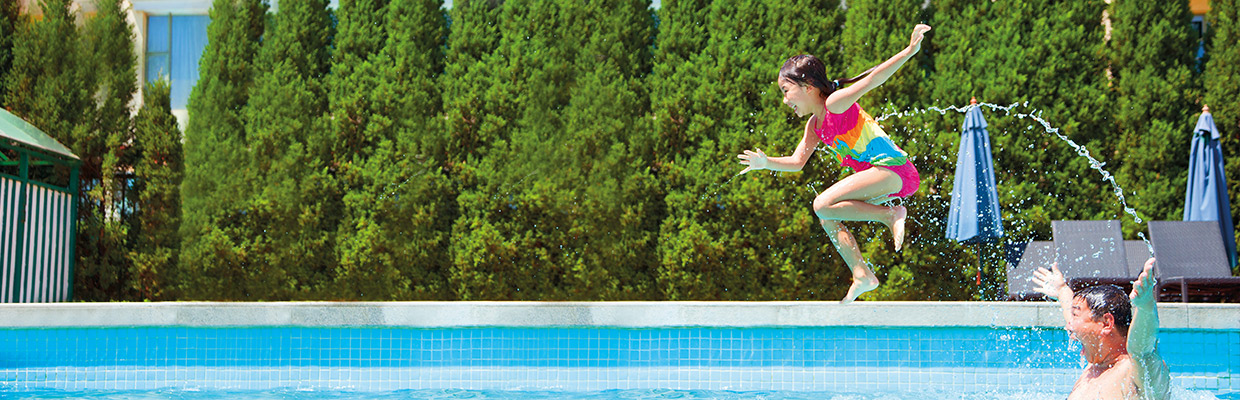Child jumping into pool; image used for HSBC Philippines Advance Fast Access and More Control page