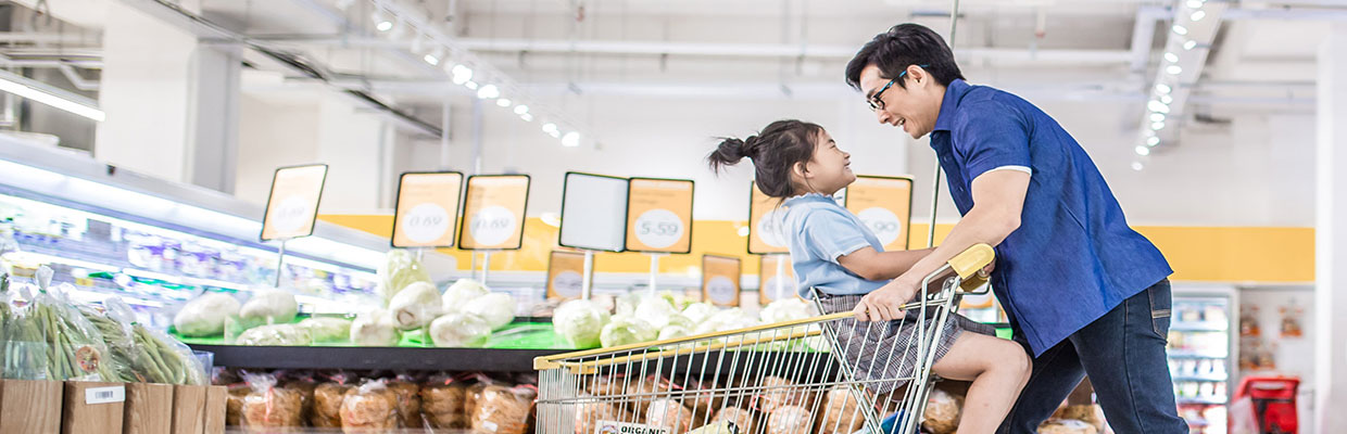 Father is using trolley and his daughter is sitting there; image used for HSBC Credit Cards Enjoy A PHP2,500 Cash Rebate page