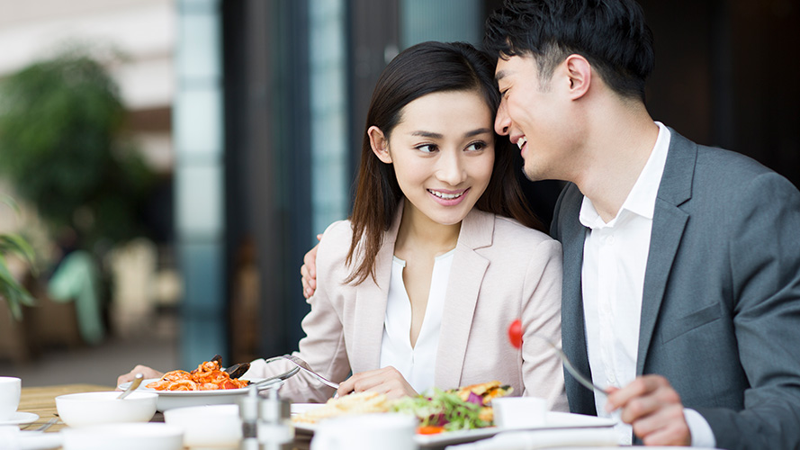 Couple enjoying their food; Image used for HSBC Gold Visa Cashback Credit Card