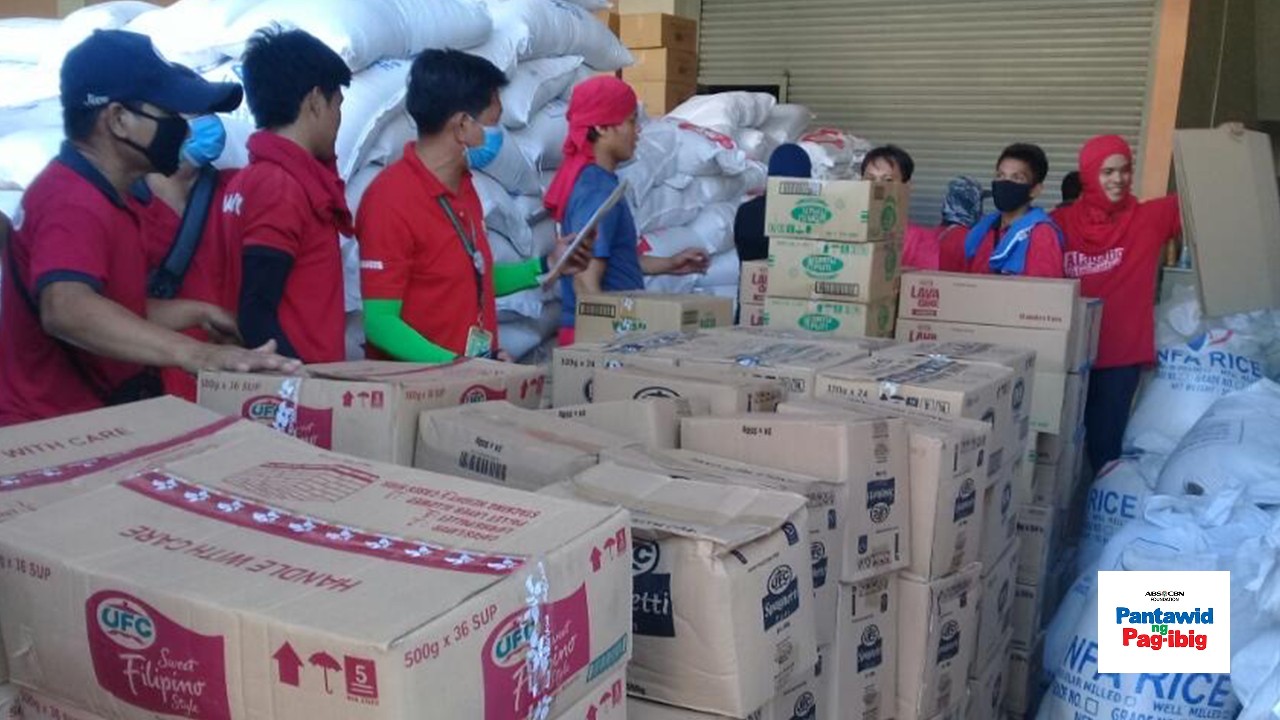 Volunteers with boxes at ABS-CBN Foundation’s Pantawid ng Pag-Ibig