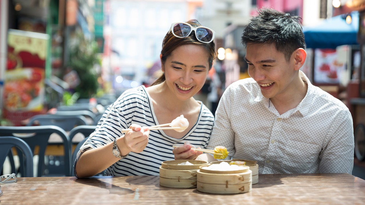Couple sharing dim sum; image used for HSBC Philippines Red Hot Deals page
