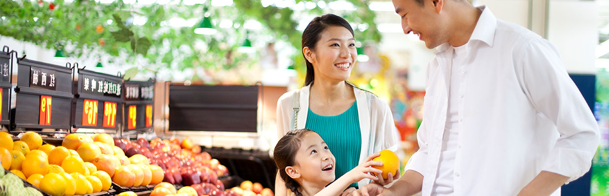 Asian family shopping for grocery; image used for HSBC Philippines Credit Card Offers S&R Offer page