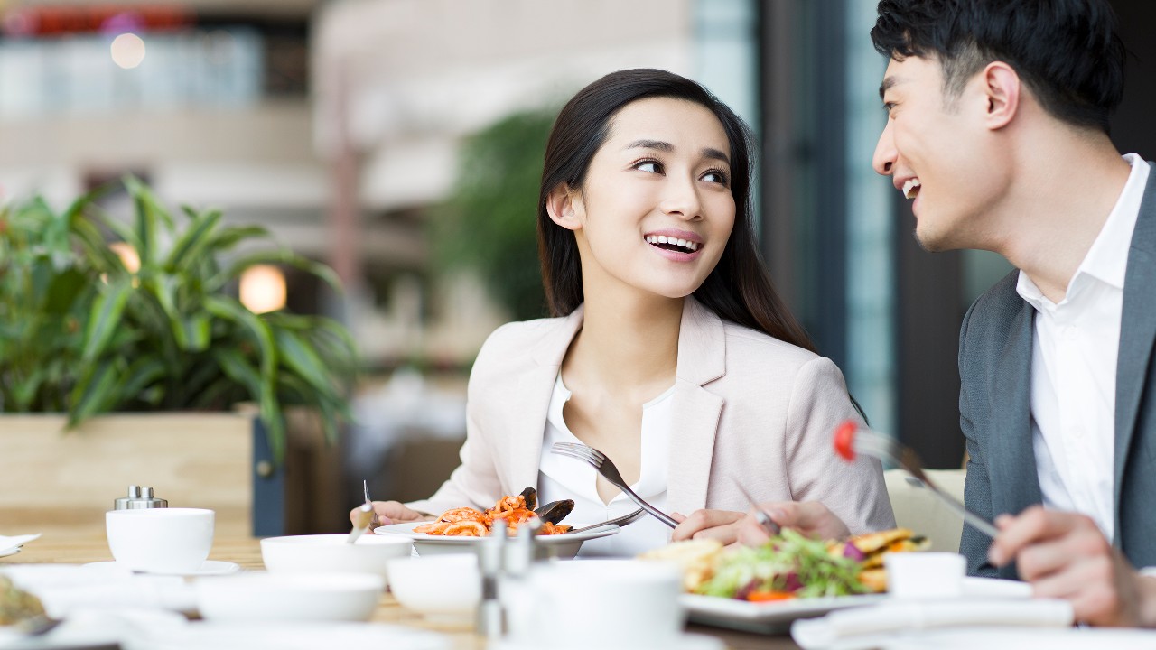 Couple enjoying a meal outside; image used for HSBC Philippines Red Hot Deals Dining page
