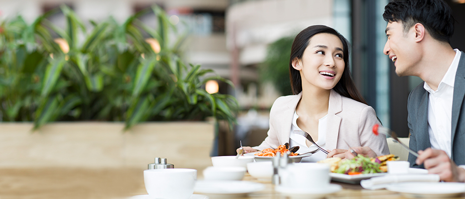 Couple enjoying a meal outside; image used for HSBC Philippines Red Hot Deals Dining page