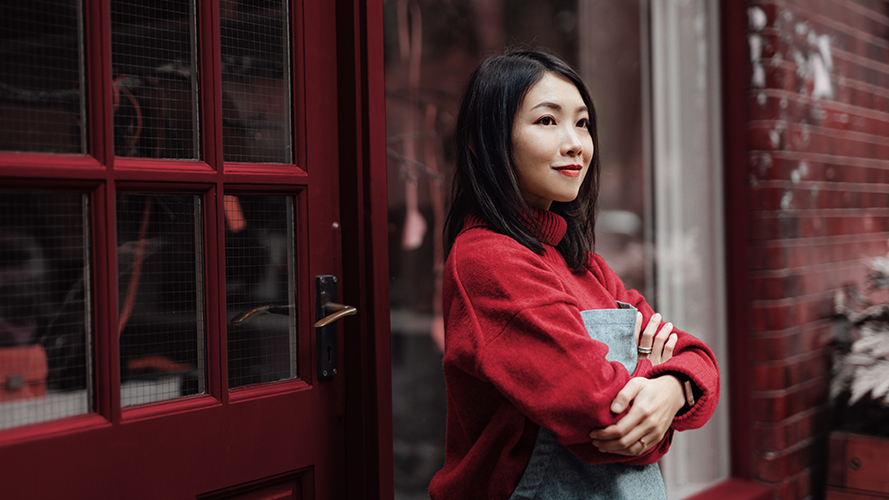 woman outside her shop; image used for HSBC Philippines Global Banking page
