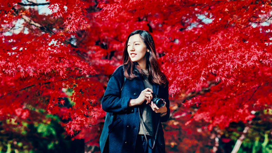 Woman holding a camera; Image used for HSBC Premier - Best Bank Account in the Philippines