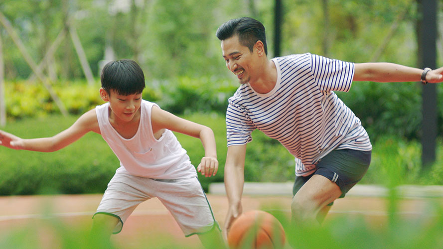 Father and son playing sports outdoor; image used for HSBC Philippines Premier Wealth page