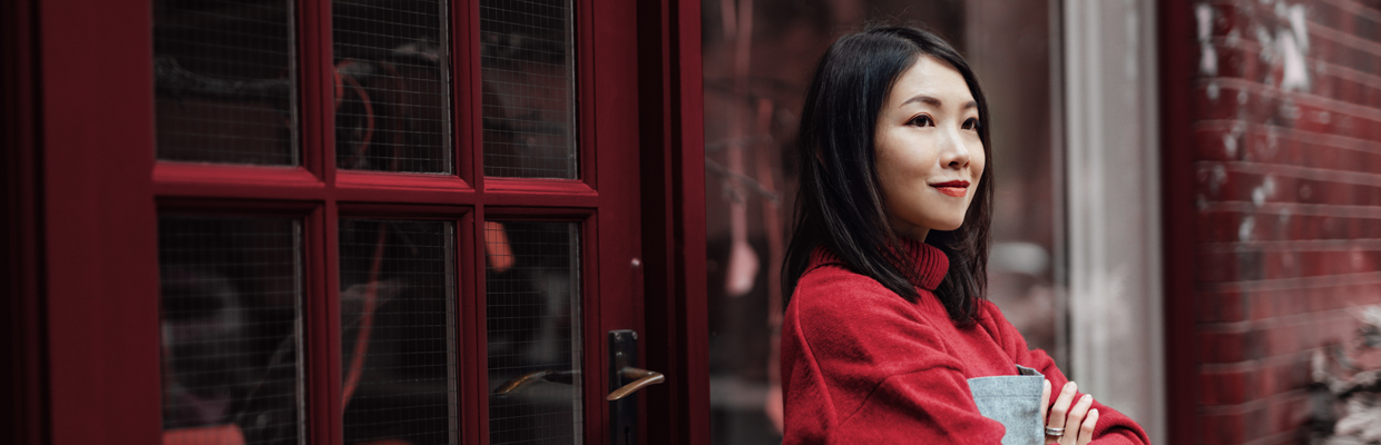 Woman outside her shop; Image used for HSBC Global Banking for Filipinos page - International Bank in the Philippines
