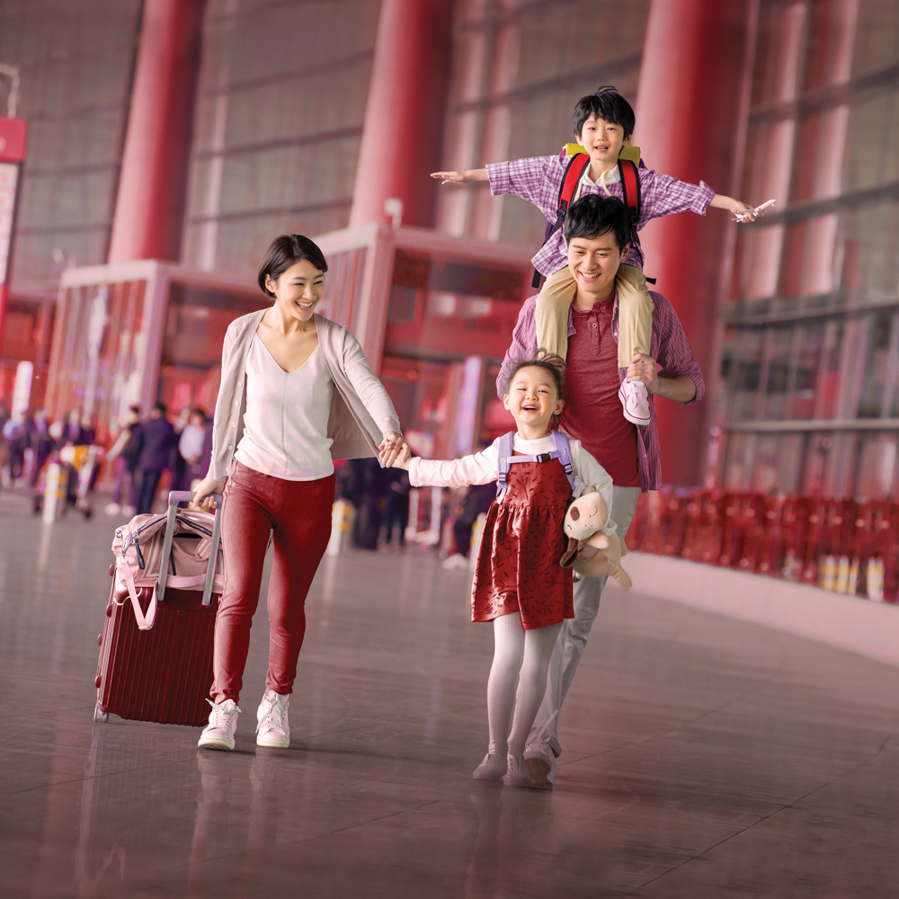 Family travelling in the airport; Image used for HSBC Premier - Best Bank Account in the Philippines
